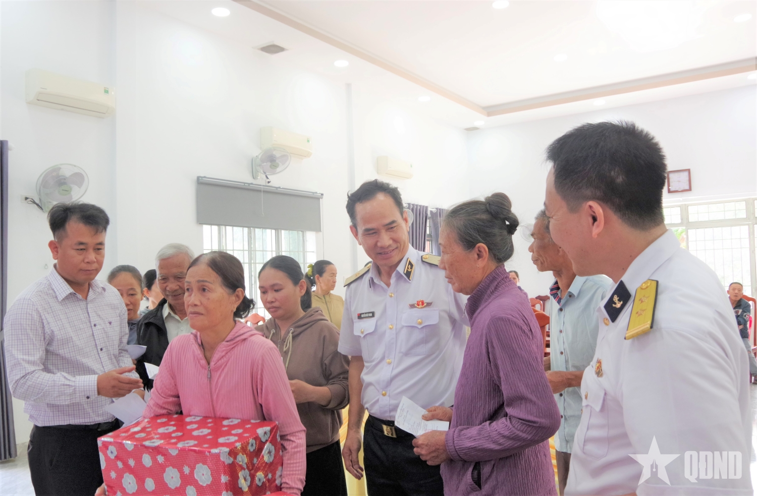 Học viện Hải quân thăm, tặng quà gia đình chính sách, các hộ dân bị ảnh hưởng thiên tai